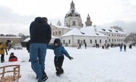Sekmadienį Kauno Pažaislio vienuolyne nuotaikingai pažymėta Pasaulinė sniego diena