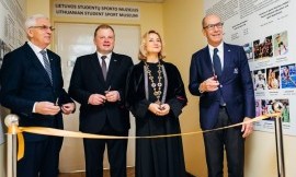 Pirmojo pasaulyje studentų sporto muziejaus atidaryme LSU Garbės daktaro regalijos įteiktos FISU prezidentui
